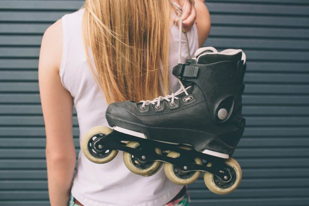 how many calories does rollerblading burn an hour