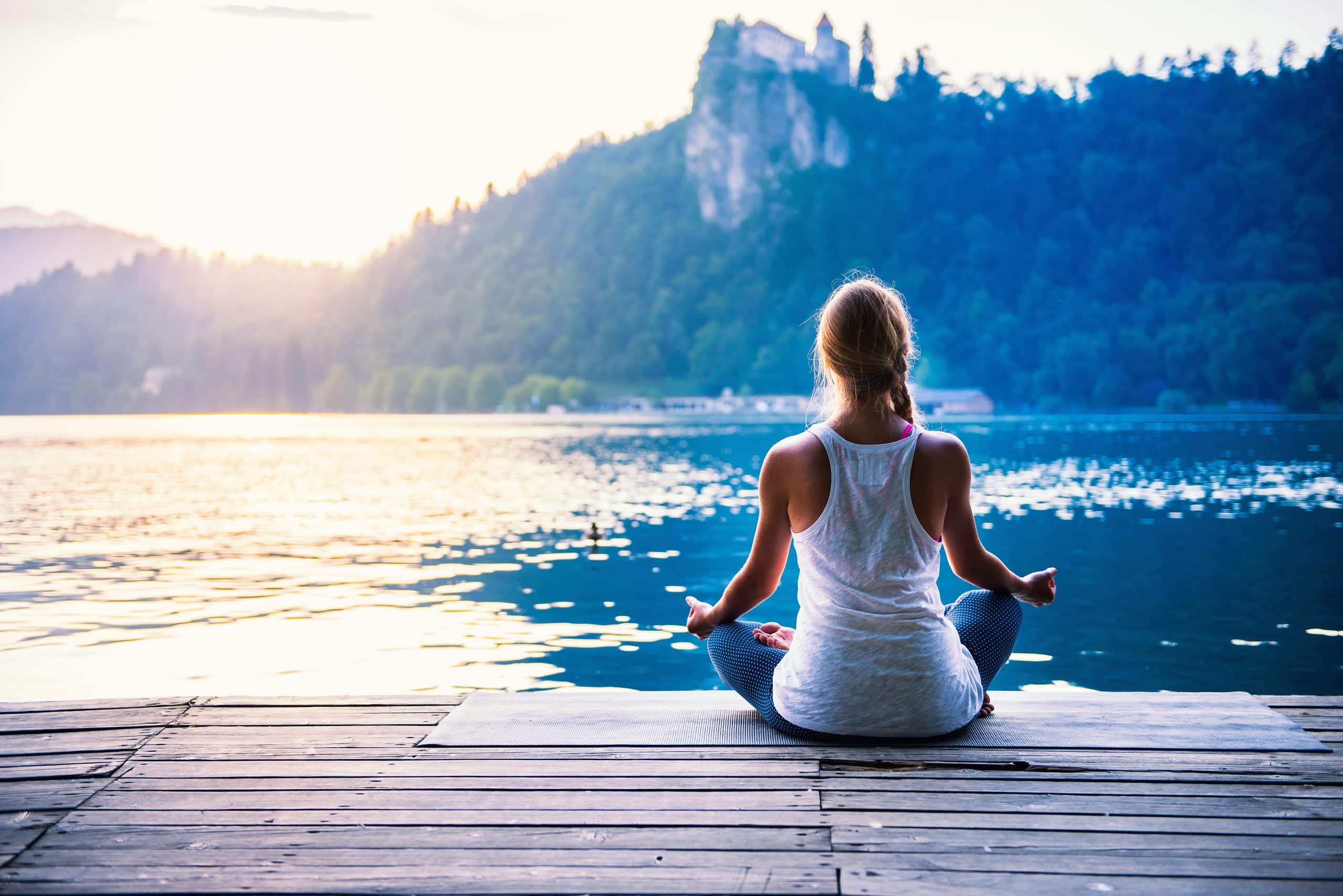 Meditation ru. Девушка спокойствие. Спокойствие и умиротворение. Девушка медитирует. Медитация.