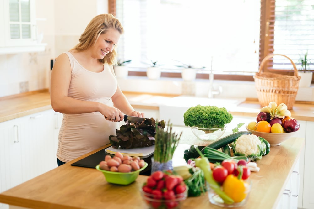 how many calories should a pregnant woman eat