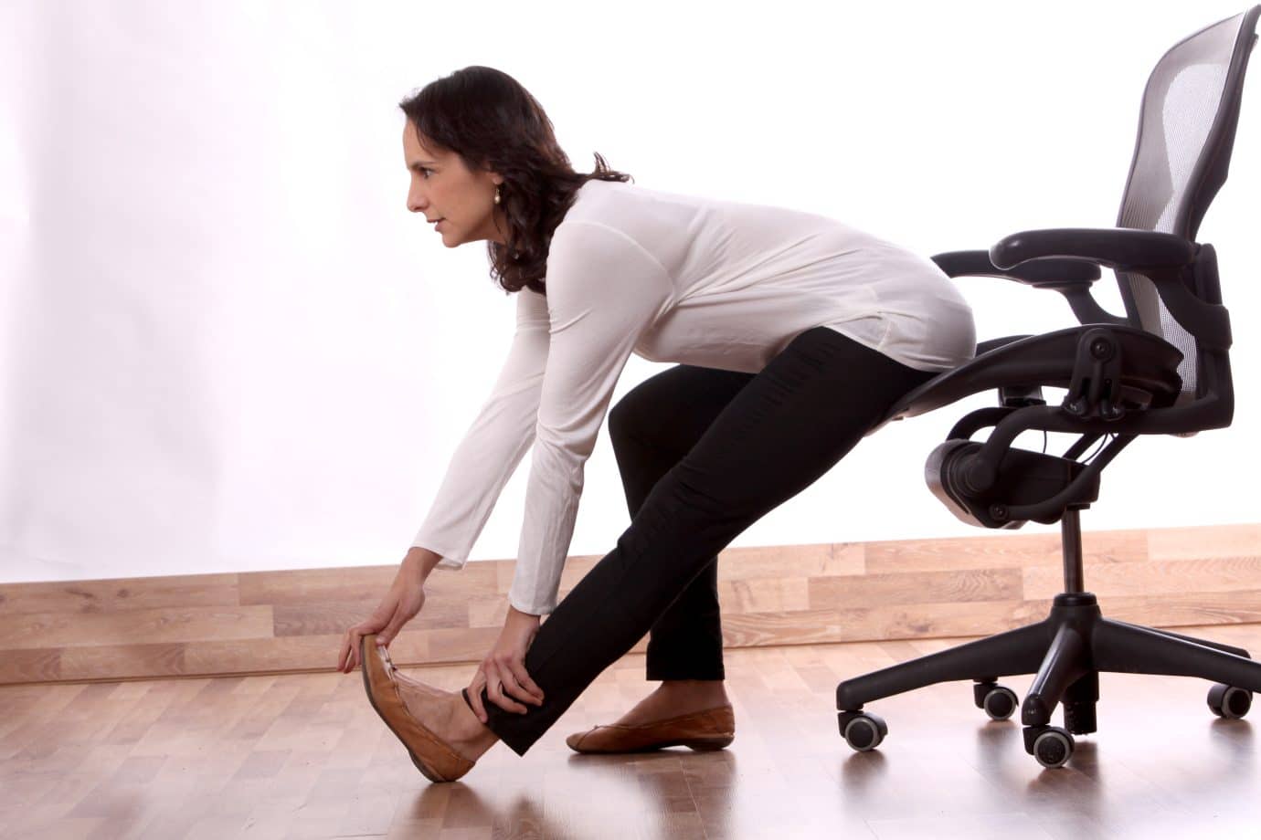 leg-exercises-while-sitting-tone-your-legs-while-seated-at-your-desk